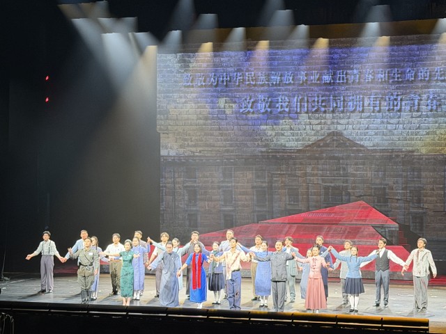 我院组织青年干部观看音乐剧《青春之歌》 开展五四精神主题教育活动
